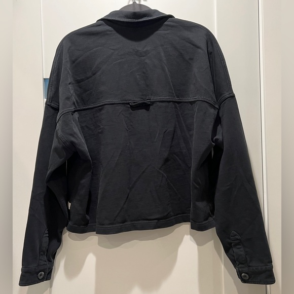 Like New: Vuori Mackenzie Cropped Shirt Jacket * Washed Black * Medium - Picture 4 of 11